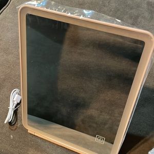 Cloud On LA light up make-up mirror. Blush